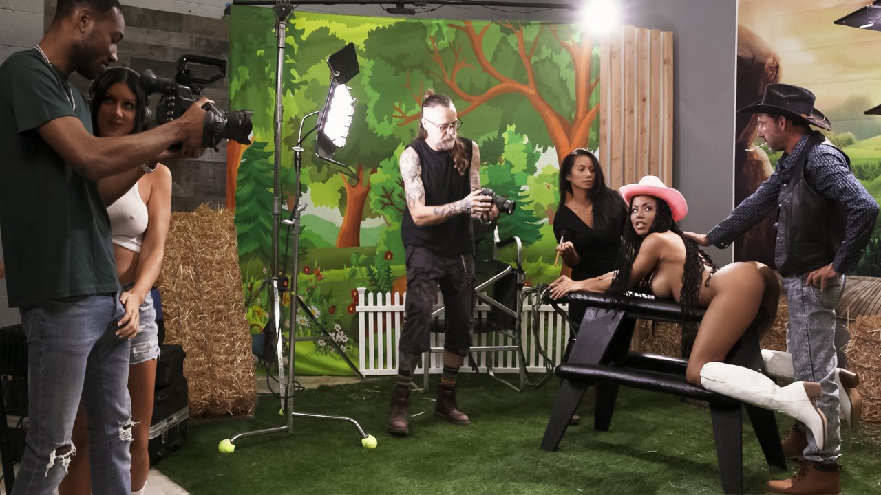 Work Me Harder - Kira Noir & Queenie Sateen [1080p/SD]