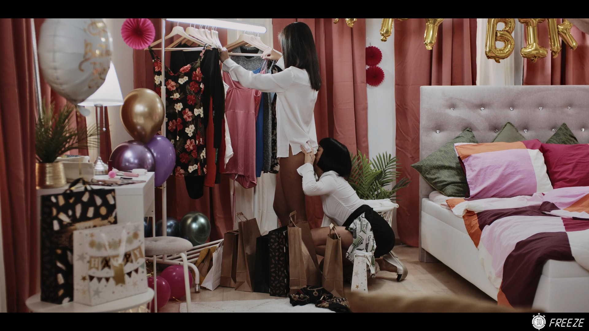 Freeze - Bunny Brownie & Sarah Heizel [1080p]