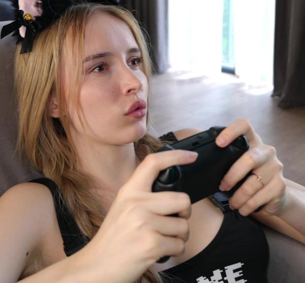 Polly Yangs - Hardcore Threesome Game Stepdad and His Buddy Fuck the Gamer Slut with Two Huge Cocks FullHD 1080p/HD 720p