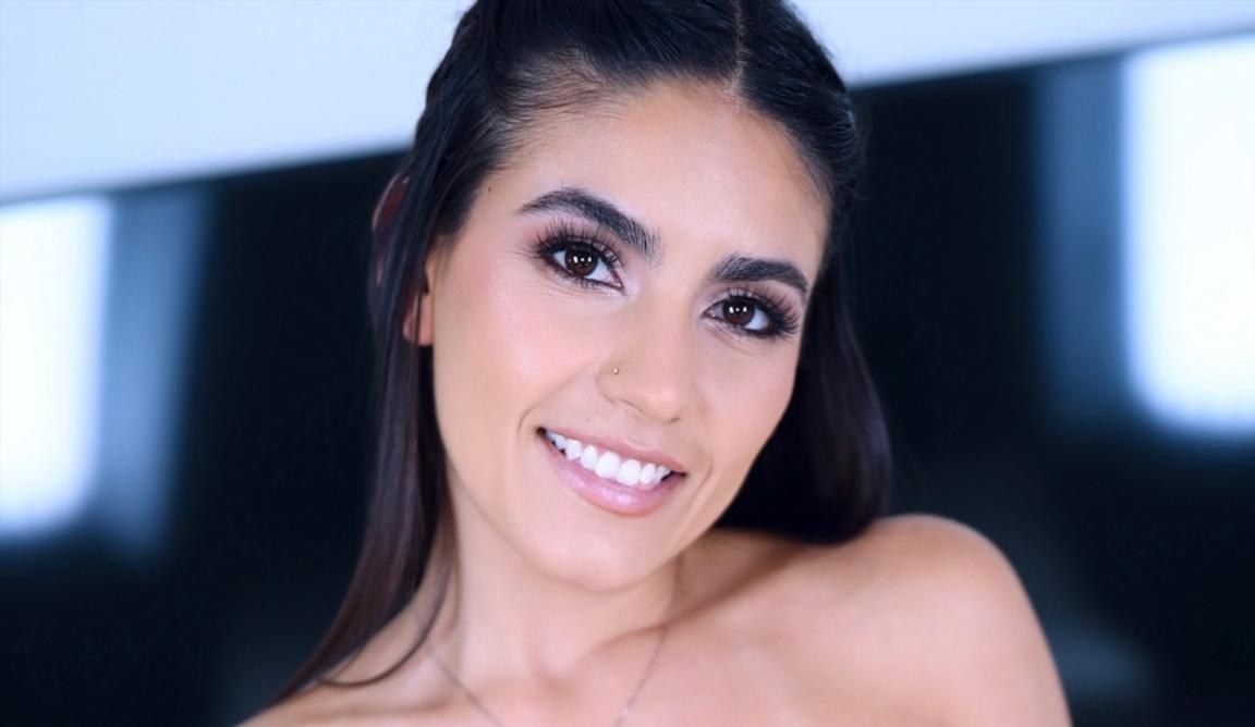 Isa Bella - Introduces Isa Bella, Gorgeous Server Loves Sucking, Fucking and Swallowing FullHD 1080p