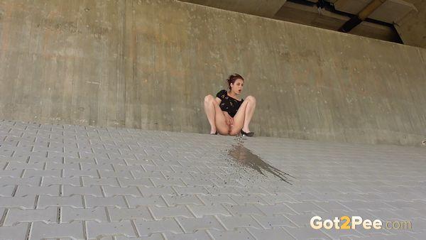 A powerful sloped stream of her urine (1080p)