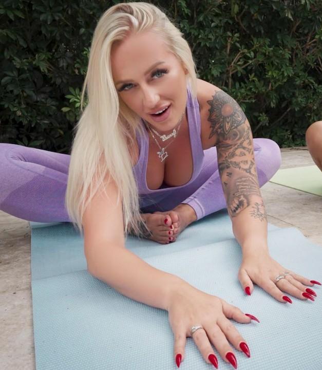 Elana Bunnz - Content Day Turns Into A Little Something More FullHD 1080p/HD 720p