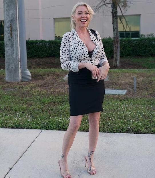 Chloe Adams - Business Woman Fucks on The Bus FullHD 1080p/HD 720p