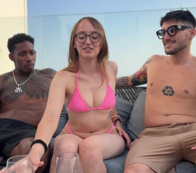 Emejota - The Hotel Girl Asks Us to Take Her to the Suite and Double Penetrate Her!! - Eme Jota FullHD 1080p/HD 720p