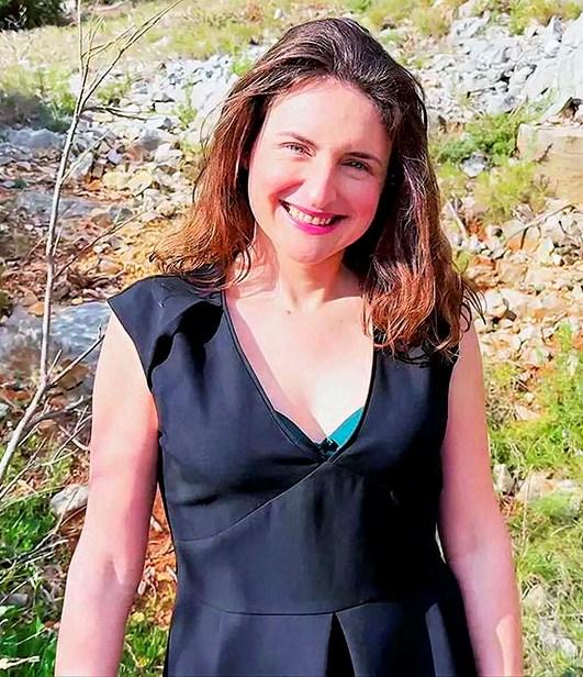 Lila - Lila, 35 years old, writing teacher in Arcachon! 4K 2160p