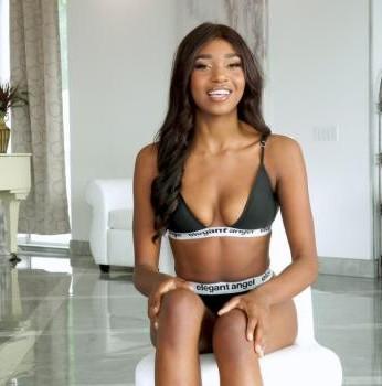 Poppy Cox - Popping Off 4K 2160p/FullHD 1080p