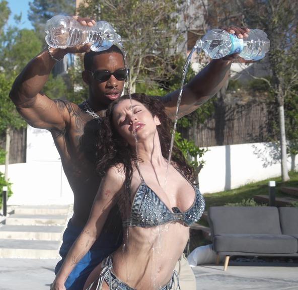 Geisha Kyd - Me follo a Geisha Kyd en la piscina y le hago squirt todo el rato. Como folla la guarra de rico FullHD 1080p/HD 720p