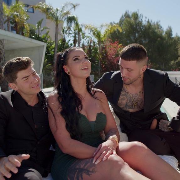 Jolee Love - My Friends Show Up While I'm Fucking My Busty Girlfriend, and We End Up Giving Her a Gangbang - Jolie FullHD 1080p/HD 720p