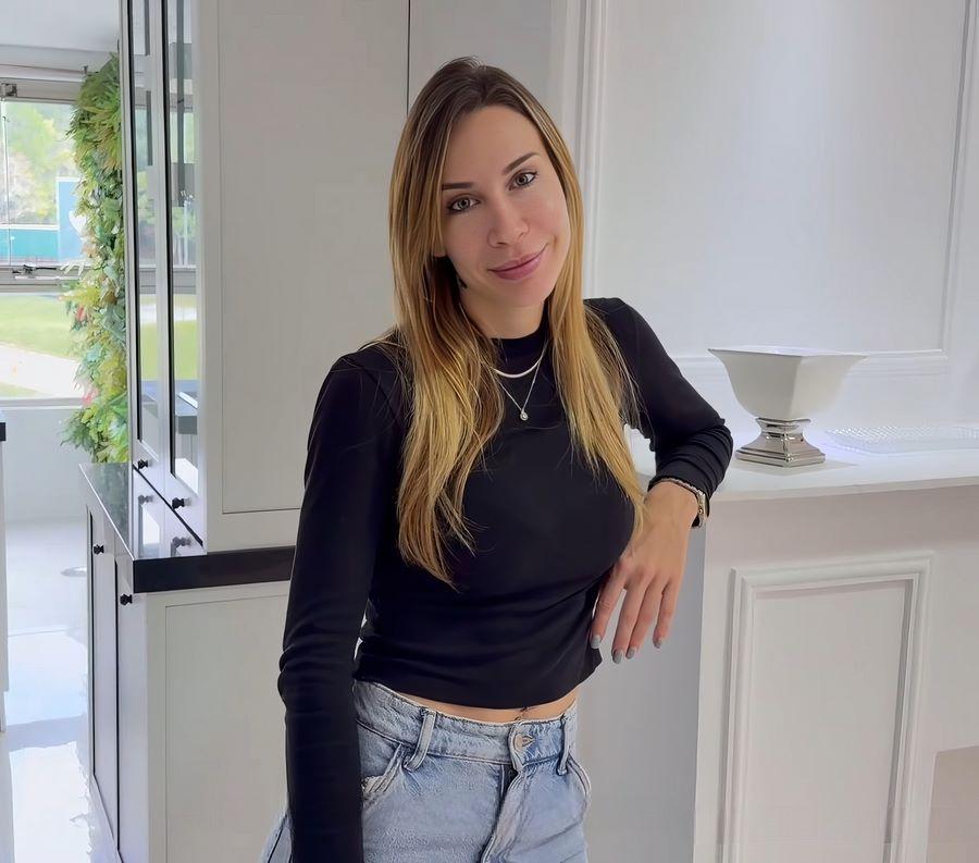 Vero Buffone - La Moms Friend Got Into My Room And I Had To Cover Her Body With Cum FullHD 1080p
